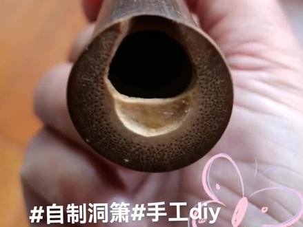 自制洞箫——F调紫竹琴箫 上个月做的一支琴箫,因为当时没买台钻,用手持钻打孔,手抖了一下,背面有两个孔不太规则,当次品看待了。不过音色音准不错,自己有所偏爱。这几天又吹了吹,感觉还不错。忍不住拿出来晒一下。
长900,外径约24,内径14,材质密实,颜色也漂亮。孔径6mm,音量比洞箫小,适合跟古琴搭配,适合练口风。个人体会:在家吹的话,不会扰民~~~
音准方面,多次自测,一八在绿区,二八接近绿区,稍低,在20音分以内。肉耳不容易听出来。本人吹箫水平不行,气息偏弱,气息饱满的话,二八估计能到绿区。
有制箫师说,这个偏差,不需要再调整,整体很好,高音不易吹破。
一八二八偏差问题,请教过制箫行家,有的说需要磨内径的某一处。但闭口箫没法磨,只能碰运气。
紫竹闭口箫一八二八不重叠,您有什么妙招?
求指教!
#自制洞箫#手工diy#业余爱好