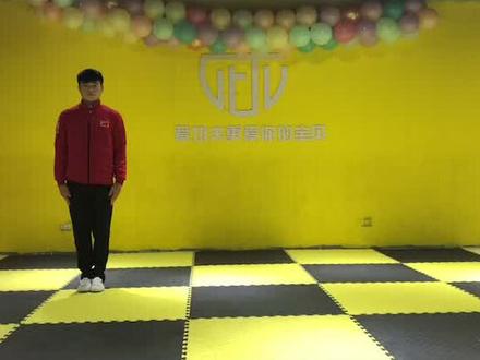 三步学会帅气 头顶翻 #空翻特技 #少年强则国强 @DOU+小助手