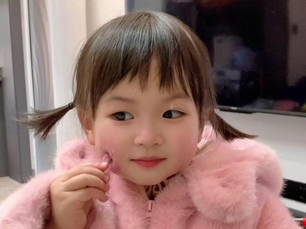 #臭美不分年龄 #萌娃搞笑日常 #人类幼崽 果然臭美不分年龄😂