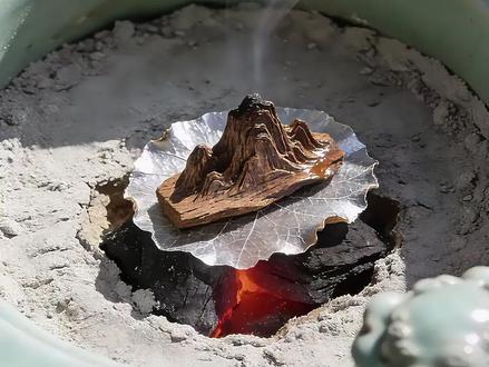 高中必背《苏幕遮·燎沉香》“叶上初阳干宿雨” ——《苏幕遮·燎沉香》是北宋婉约派词人周邦彦的代表作,以清丽之笔写羁旅思乡之情。上片绘夏日清晨荷塘清景,“叶上初阳干宿雨,水面清圆,一一风荷举”被王国维赞为“真能得荷之神理”,下片由景入情,遥想故乡归路,含蓄深婉,意境悠远。此词被誉为“北宋写荷之最”,亦是古典词中情景交融的典范之作。
在快节奏的现代生活中,周邦彦笔下的那一池风荷,不仅是一幅夏日清景,更是一剂抚慰游子心灵的良方——无论身在何方,心中有荷,便有归处。
你有没有哪句古诗词,一读就让你瞬间想起家乡?欢迎在评论区分享!
朗诵:君颂诗词
#苏幕遮 #周邦彦 #宋词三百首 #高中语文 #古诗词的魅力