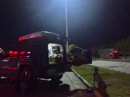 #自驾游中国 #宁都县是江西省赣州市下辖县,以下是关于它的详细介绍 :
- 基本概况:宁都县位于江西省东南部、赣州市北部,面积4053平方公里,辖23个乡镇、2个街道、299个行政村、47个居委会,2024年末户籍总人口为82.18万人。宁都素有“客家祖地、文乡诗国、苏区摇篮、赣南粮仓”之美誉。
- 历史沿革:三国吴嘉禾五年(公元236年)置县阳都,西晋太康元年得名宁都,至今已有1788年历史。元代升州,明初复县,清升直隶州,1933年改为博生县,1934年恢复宁都县。
- 文化底蕴:宁都是千年客家古邑,是中原先民南迁的早期居住地和集散中心,客家傩戏等10余种民俗文化入选国家级、省级非物质文化遗产名录。同时,宁都自古崇文尚学,自唐至清,有中榜进士132人,清初创立的易堂学馆位列“三山学派”之首。
- 红色历史:宁都是原中央苏区前期的政治军事中心,是中央苏区五次反“围剿”战争的指挥中心、主要战场。爆发了“宁都起义”,诞生了红五军团,成立了少共国际师,全县共有5.6万人参加红军,有姓名可考的烈士1.6万多人,走出宁都籍开国将军13人。
- 自然环境:宁都属赣南中低山丘陵区,地形以丘陵、山地为主,森林覆盖率达72.3%。境内梅江河是赣江流域面积最广、长度最长、径流量最大的支流,翠微峰国家森林公园是典型的丹霞地貌。此外,宁都矿产资源丰富,硫铁矿储量与开采价值居华东之首,锂辉矿为全国三大采矿点之一。