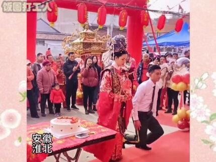 被中国人的跪拜礼整破防了:跪拜是最高礼仪#跪拜礼 #磕头 #传承文化 #山东拜年 #二十四拜 #娱乐评论大赏