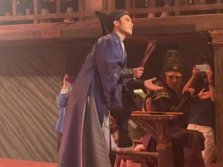 #环境式越剧新龙门客栈 #陈丽君 #李云霄
早起去看了一场沉浸式越剧,陈丽君可好看了,李云霄好漂亮。
谢幕他们一起转圈圈呢~
#演出现场 #越剧