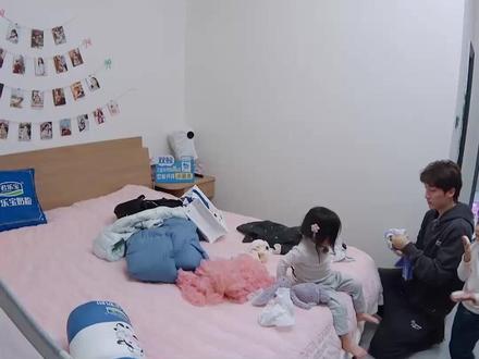 #我们的爸爸 佳佳自己给自己补妆