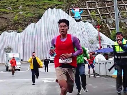 贵州威宁籍运动员施爱爱,勇夺全球顶尖越野跑赛事系列冠军#越野跑 #贵州 #冠军 #热点