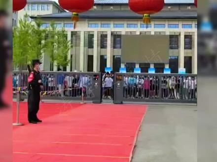 盘点高考考生考完出场的花式动作,用后空翻点燃全场,这届考生有 #盘点 #经典 #瞬间