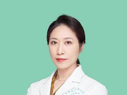 甲流来袭!为什么有的人出现皮疹? #抖音创作者大会 近期甲流来势汹汹,一般来说,甲流的典型症状是发热、咳嗽、乏力、头痛等,但有些人却出现了皮疹,这是怎么回事呢?第一每个人的免疫系统对甲流病毒反应不同,有的人会产生异常的免疫反应,导致皮肤出现皮疹。第二在治疗甲流的过程中使用了某些药物,比如退烧药或者一些抗感染药物,而患者对这些药物过敏,也会表现出药疹。第三在感染甲流期间,患者可能同时感染了其他一些能引起皮疹的病毒或细菌,导致症状出现。第四感染甲流后,原有银屑病、荨麻疹等皮肤病,病情加重,出现皮疹。因此感染甲流期间如果出现了皮疹不要恐慌,尽快咨询专业的皮肤科医生,总之,虽然皮疹不是甲流的典型症状,但了解其可能出现的原因,有助于我们更好地应对甲流带来的各种情况,保障身体健康!#抖出健康知识宝藏 #甲流 #情绪松绑给心灵放个假 #健康咨询来小荷 @抖加🔥上热门🔥dou+🔥热点宝