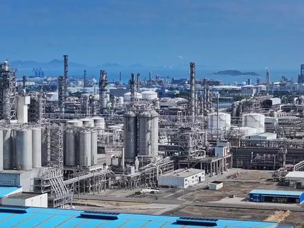 万万没想到,纯碱的日子这么难过。短期来看,如果煤矿类资产能够持续上涨,势必带动玻璃反弹,那么纯碱也会有所表现,但是因为纯碱供应和库存实在太大,要想一飞冲天除非供应端出现重大突发事件,否则难上加难。这周的纯碱市场情况,用一句话总结就是:市场比较低迷,价格没啥劲儿,买卖双方都在观望。具体怎么回事呢?咱们从三个方面来看:第一,先说价格。这周国内纯碱价格基本是原地踏步,没什么起色。第二,为什么价格会这么弱呢?核心原因有两点:东西多,买的人少。供应方面,东西很多。 虽然有个别工厂在检修,但全国纯碱的总体产量还是非常高,这就导致很多厂家的库存都在增加,出货的压力越来越大。需求方面,买气不足。 下游的企业们采购积极性不高,都不愿意多囤货,基本都是需要多少才买多少,而且专挑便宜的下手。大家都抱着一种谨慎观望的态度。第三,产能与库存压力仍居高不下。这周纯碱行业的开工率还在83%以上,产量超过73万吨,说明供应量确实很大。厂家的总库存又涨了,达到了154.9万吨,东西越积越多。更关键的是,现在生产纯碱的企业基本都在亏钱,两种主流工艺的利润都是负的。成本在涨,价格却上不去,如果企业停产检修,主动去产能和库存,解决供应高、需求弱这个根本矛盾,也许还有希望。#纯碱