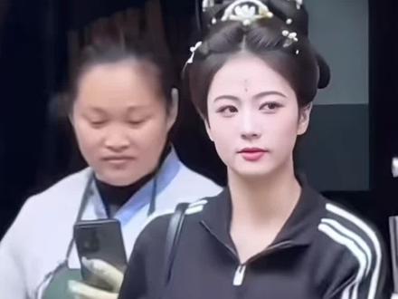 萌萌哒小鼻嘎 看见你 🍍 我就治愈了#白鹿#何菡丹 #白梦妍 #李佩仪 出妆能看到龙哥 是一种什么样的回忆#我又心动了