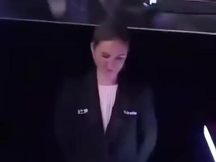 她整理的不是领结,是中国斯诺克的尊严与温暖。❤️❤️