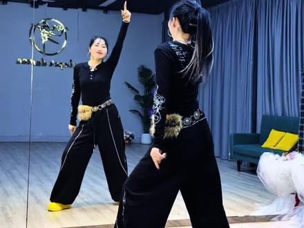 背面来咯!盘起来😄#原创编舞 #一学就会系列 @CV新广场舞团 @大英子要跳舞👾 @佳佳💃 @小小栗子🌰 @柁柁 @~Jenny~ #最潮广场舞 #抖音小助手 #抖上热门