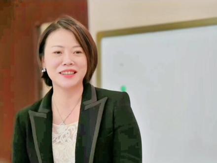 杨惠妍,1981年出生,女,碧桂园主席杨国强的二女儿,广东顺德人,美国俄亥俄州立大学市场及物流系毕业,文学学士学位。现任碧桂园联席主席、博实乐教育控股有限公司董事长、国强公益基金会荣誉会长。
2008年和2018年获得中华慈善奖特别贡献奖、中华慈善奖个人奖。2019年被扶贫开发领导小组颁发授予“全国脱贫攻坚奖奉献奖”等荣誉。
2021年4月,2021福布斯富豪排行榜发布,杨惠妍及家族以296亿美元位列《2021福布斯全球富豪榜》第50名。
2021年11月27日,胡润研究院发布《2020魔介胡润女企业家榜》,榜单显示,碧桂园39岁的杨惠妍财富增长500亿元,以2250亿元连续四年蝉联中国女首富。#碧桂园 #沈阳市浑南区众品醉美烟酒商行 #众品醉美 #杨惠妍 #昱霖科技 #杨国强 #辽宁昱霖科技发展有限公司 @众品醉美