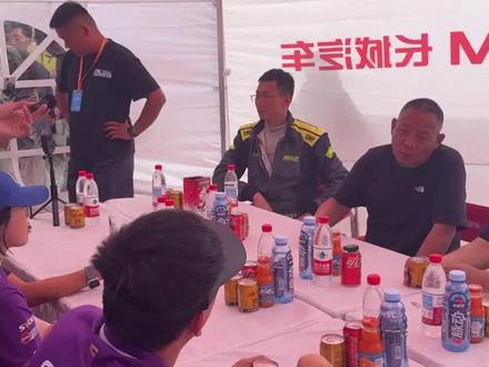 于东来不去超市改逛沙漠?坦克700车主亲自来环塔“验货”! 胖东来老板、坦克700车主,专程探访长城大营。这是内行验内行么?#2026长城汽车环塔拉力赛 #长城汽车2026环塔正式开赛 #于东来 #蓝勒个山 #环塔拉力赛