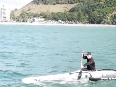 高桨效的一些知识点,总结要点就是插桨抓水>固水(建立好稳定连接)>拉桨,顺应水的特性,充分让桨和水建立稳定的连接后才启动最大拉力。(逐步加力)
1、流体力学系统有两大关键特性:
①延迟加载(Delayed Load Transfer)②动稳态建立时间(Transient Stabilization)。
2、桨叶插入水体后的瞬时反力并不是立刻建立的,而是呈现非线性延迟;主要归因于流体系统的延迟加载(Delayed Load Transfer)与动稳态建立时间(Transient Stabilization)。
3、水不是刚性支点,水作为流体介质,不具备固体那样的刚性反作用面 ,桨叶在水中需要时间“抓牢”水,否则会出现“滑水”现象。
4、桨叶固水稳定后再最大力输出,节奏可快但须有序;中后段发力,重在时机与节奏,而非蛮力。
5、固水状态 = 锚定桨叶 + 稳定工作角 + 压力区形成 + 延迟加载 + 动稳态建立
6、力-时曲线的优化目标:快速建立负载(抓水快,但不爆发),力量峰值平稳持久(拉桨平均力较高)。#流体力学 #伯努利原理 #雷诺系数 #力点 #力量峰值