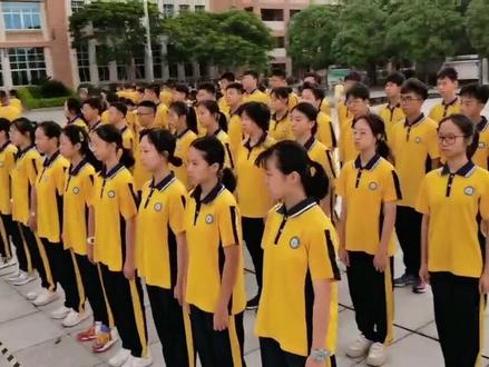 都说廉实的孩子累,是的,的确累,的确苦。当时报志愿时我也挺犹豫的!可是高中三年,还是应该拼一拼。可能到时回头一看,这些苦将会成为你人生道路上一道靓丽的风景不是吗?加油吧!#优秀少年你们是最棒的 #军训时光 #新生军训 #加油少年未来可期 #团队精神