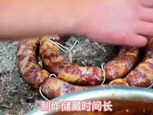 产科医生认为香肠要慎吃,不建议吃,
香肠制作过程中会加入一些佐料,香辛料防腐剂,色素,味精,花椒,八角。
,这些佐料会影响胎儿的生长发育,存在导致胎儿畸形率增加。
#孕妇可以吃香肠吗
