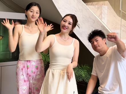 这个年休息了一个多月,明天中午12点是我和冯先生结婚22周年纪念日大场,你也给姐妹们准备了惊喜,欢迎你们啵啵间围观哦,等你们❤️#记录真实生活 #母女 #女儿 @圆脸冯少(已瘦119斤版) @韩雪生活号