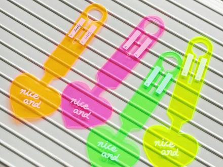 行李牌 //映调ins荧光行李牌旅行箱吊牌标识牌托运防丢标签挂牌#旅行必备 #实用吊牌 #行李牌推荐 #时尚行李牌 #荧光设计