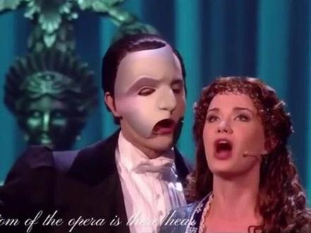 顶流 CP “人鱼拉面“版《剧院魅影》 .
.
今天为大家分享的,是音乐剧《剧院魅影》中最受大家欢迎的一对,大陆粉丝称为“人鱼拉面” 的莱明 · 卡莱姆罗与艾拉 · 波格斯。这对高颜值组合不仅外貌惊艳,还有着令人难忘的声线,尤其是莱明通透明亮的高音区。
.
莱明·卡莱姆罗(Ramin Karimloo),1978年生于伊朗,加拿大籍音乐剧演员,主要在伦敦西区从事音乐剧表演。Ramin因在西区版《歌剧魅影》中分别扮演过两个不同的角色“劳尔”和“魅影”而引人注目。艾拉·波格斯(Sierra Marjory Boggess),1982年生于美国科罗拉多州丹佛市,音乐剧演员,女高音歌手。
.
被称为“人鱼”是因为Sierra在百老汇的音乐剧《小美人鱼》首映里面演了Ariel,而“拉面”则是因为他俩有一次去日料店吃拉面,发现“拉面”的发音与Ramin很像,于是Sierra就在社交媒体上公开叫Ramin拉面,大陆粉也因此跟着叫他”拉面“。
.
#古典音乐 #神级现场 #欧美音乐 ##艺术在抖音 #音乐剧