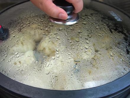 冬瓜别炒菜煮汤了,教你做成蒸饺,薄皮大馅又多汁,一大盘不够吃