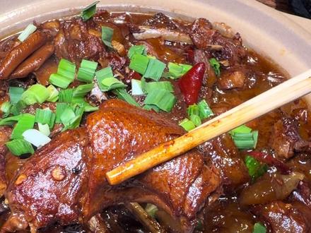 三角路烧鸭煲,一口体会什么叫“饭张力”#跟着烟火榜吃就对了 #烟火榜 #全抖音的绝活小店都在烟火榜 #武汉美食