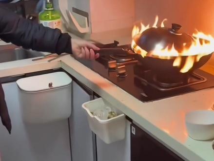 油锅起火为什么不能用水灭, 都有哪些灭火方法! #厨房起火男子淡定拍照 #油锅起火 #厨房起火 #消防科普 #火灾现场