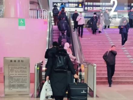 北京西站南广场90秒免安检快速进站攻略(精编版)
之前发过一个视频比较长,这次剪辑了一个精编版
北京西站,如果坐地铁,强烈建议从南广场进站
🔥走对了入口,免安检直接刷身份证进站。一般北京西站发出的高铁🚄基本上都在靠南广场这边,如果坐高铁走,强烈推荐这条路线。
走的不快,实测全程90秒,走快点从地铁刷卡出闸到火车站验身份证1分钟肯定就够了。
制作了一个视频,方便大家查阅
✅口述路线:
1、地铁找南广场出口
2、刷卡出闸直走上电梯(此时抬头你可以发现验完身份证后的进站电梯就在头顶)
3、走十米左转再上电梯
4、电梯下了右转,此时可以看到南广场出口,注意,不要出去,看标识右转进站
5、验身份证进站
过去三年驻外,北京福州,北京武汉高铁来来回回几十次的经验总结,哈哈😄
关注我,带你以有趣视角观察世界,感谢支持原创!
The end
#北京西站快速进站 #北京旅游攻略 #北京西站 #北京西站攻略