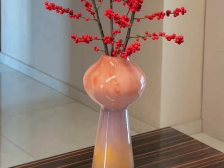 同款花瓶的几种搭配~ 花材:宫灯百合.吸色跳舞兰.千层金.冬青
#生活美学空间 #用一张照片证明你是花友 #瓶插花 #插花艺术 #家居插花