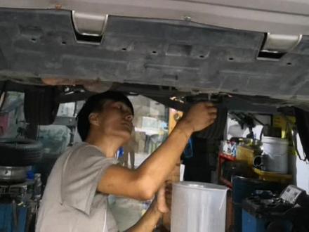 名爵GS大保养,更换变速箱油#汽车保养与维修 #实实在在的修车 #烧机油免拆治理 #变速箱保养 #积碳清洗