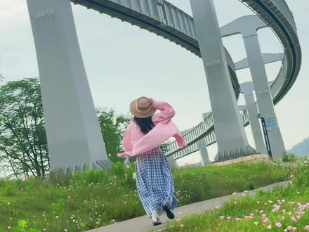 第一次去武汉?直接照抄这条2日游路线攻略! 武汉旅游攻略文字版
交通:🚅武昌/汉口都可以,武汉站距离稍微远一点。
Day1:4:35出发
🌟武汉看日出攻略:东湖友格岛(打车定位“同慧学堂)下车后步行200米就是,人少景美
🌟武汉过早攻略:大成路过早(小秋水饺的热干面很好吃,这条街武汉过早的美食很丰富,鱼糊烫粉一定要尝尝)
🌟黄鹤楼拍照机位攻略:
1:(🚇司门口黄鹤楼C口-红墙机位)
2:粉色房子黄鹤楼(彭刘杨站b2出口)
🌟湖北美术学院攻略:导航湖北美术学院昙华林校区,综合楼3楼拍照最好看
🌟鹦鹉洲长江大桥攻略:(导航鹦鹉洲汉阳桥梁主题公园)
🌟湖北省省博物馆攻略:一定要提前预约
🌟武汉光谷空轨攻略:高新大道空轨站上车,现场买30R次票可以不限时无限次乘坐,出站即作废
🌟武汉1.5轮渡攻略:中华路码头上船-武汉关码头下船,现场扫码进,不用预约
Day2:
🌟山海关路过早攻略:(豆皮,鸡冠饺 ,双黄牛肉面馆要吃炒面很好吃!汽水包 油饼包烧麦 藕汤 )
🌟古德寺攻略:门票13R,现场买不用预约
🌟武汉字与地铁同款攻略:导航中信泰富大厦(壹方南馆),
🌟黎黄坡路攻略:一路走到(巴公房子)citywalk到咸安坊
🌟咸安坊攻略:武汉超大字墙在这里
🌟中山公园攻略:闻清舍喝茶#一个人也可以感受这个世界 #武汉旅游攻略 #武汉美食 #武汉过早 #武汉拍照