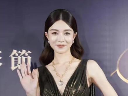 【金莲花奖获奖名单】
12月28日,第十五届澳门国际电影节、第十四届澳门国际电视节举行,众多明星齐聚一堂,获奖名单新鲜出炉。
本届“金莲花奖”共颁发16项大奖。其中第15届澳门国际电影节方面,程耳导演的《无名》获得最佳影片及最佳导演,朱一龙凭《消失的她》赢得最佳男主角,周冬雨凭《热搜》夺最佳女主角,张兆辉凭 《困兽》荣获最佳男配角,文咏珊以《消失的她》夺得最佳女配角。而第14届澳门国际电视节方面,刘亦菲凭《去有风的地方》获得最佳女主角。
完整获奖名单如下:
【2023第十五届澳门国际电影节得奖名单】
金莲花最佳影片大奖:《无名》
金莲花最佳导演奖:程耳《无名》
金莲花最佳男主角奖:朱一龙《消失的她》
金莲花最佳女主角奖:周冬雨《热搜》
金莲花最佳编剧奖:岑尚哲《源生罪》
金莲花最佳摄影奖:何山《消失的她》
金莲花最佳男配角奖:张兆辉《困兽》
金莲花最佳女配角奖:文咏珊《消失的她》
金莲花新锐导演奖:丁子峻《里奇不眠夜》
金莲花最佳纪录片奖:《澳门故事-情根深种》、《星火中原》、《东方神鹿》
金莲花“一带一路”国家优秀影片大奖:《UNDER THE EYELASHES 睫毛之下》
金莲花优秀文化宣传片大奖: 《大国同仁之走进北京同仁堂集团》、《华职云场》
【2023第十四届澳门国际电视节得奖名单】
金莲花最佳电视剧大奖:《狂飙》、《去有风的地方》
金莲花最佳女主角奖:刘亦菲《去有风的地方》
金莲花最佳导演奖:杨阳《不完美受害人》
金莲花最佳编剧奖:高璇/任寳茹《不完美受害人》