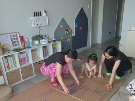 宝宝创意照|十万人看过的粘土大蛋糕教程来喽~
✨快递箱攒起来,给宝宝做一个超级大还不会坏的生日蛋糕,仪式感拉🈵🈵
.
🎂蛋糕制作教程
🔹利用绳子和笔再废弃纸箱画出三个不同尺寸的圆裁下来,三个圆的直径分别是:30cm,50cm,65cm
🔸再裁下来三个不同尺寸的长条,高度分别是:15cm,25cm,35cm
🔹用热熔胶和胶带把圆形和长条固定,粘成蛋糕的形状,30cm的圆高度15cm,50cm圆的高度25cm,65cm圆的高度35㎝
.
📜粘土用量清单
🟣️紫色500g多一点
🟠️橙色500g
⚪白色200g
粉色200g
其他点缀颜色每个100g有剩余
用量供参考,可根据自己的配色调整
.
💖小tips
1️⃣蛋糕身嫌麻烦的话可直接买泡沫成品
2️⃣粘土黏蛋糕身时工程量稍大,可用彩色卡纸或丙烯颜料代替
3️⃣粘土会有干裂现象,不要太薄,厚度大概2-3mm,据说粘土里加入一点食用油会避免开裂
4️⃣粘土干的比较快,特别是蛋糕身,一个颜色尽量一次完成,要不后期衔接比较明显
5️⃣蛋糕做好后比较大,外出拍照不是很好携带,尽量底层和上面两层分开制作,我粘到一块了,后备箱放不下,现场掰开塞进去的😂😂😂
带着这么大的蛋糕出去拍照,她成了公园里蕞拉风的小朋友,赶快给自己家的小朋友安排上了~
#宝宝周岁照 #周口儿童摄影 #粘土蛋糕 #超轻黏土手工作品 #宝宝创意照