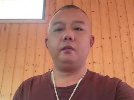 眼镜王蛇最君子,也一定国内最毒的蛇,体型也是最大的,眼镜王会提前警告,赶人,不像五步蛇,竹叶青,短尾蝮这些喜欢偷袭,