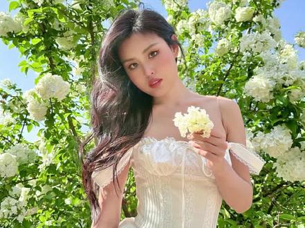 遇到花这样拍👍真的好出片❗️ 跟男友拍照再也不吵架了👏#氛围感#可颂#拍照#男朋友拍照系列#拍照姿势