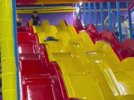 注意不要随便玩各种滑梯,危险无处不在#儿童游乐设备 #危险动作请勿模仿 #滑梯