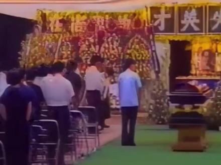 1993年黄家驹葬礼现场,弟弟手捧遗照,影迷哭到撕心裂肺 #黄家驹 #文娱 #正能量
