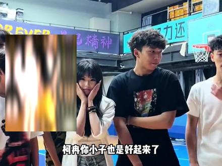 柯冉首次曝光恋情两人手挽手非常亲密!不知道谈恋爱会不会影响柯冉冲击最强黄种人后卫!#柯冉#周楷恒#柯冉女友