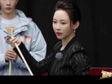 #潘晓婷赵文卓1V1台球对决 #冠军对冠军 @赵文卓 酷炫的一杆清台让@潘晓婷 不禁向他发出对决邀请,虽然卓哥是护卫队能力者,但依旧不敌击球精准的潘晓婷。在落后四个球的情况下,晓婷姐一杆清台,不愧是“九球天后”~