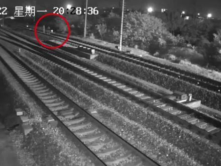 三男孩因觉得“好玩”砸门二十余次,被铁路警方依法处罚。