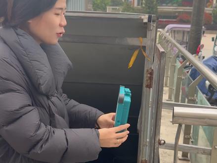 太阳能爆亮投光灯,66颗加大爆亮灯珠,5种灯光模式调节,防雨防水,太阳能充电线两种充电方式,能当充电宝#灯火小院 #太阳能灯