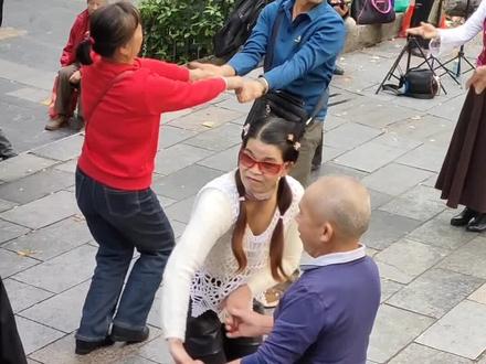 柳州鱼峰公园:正骨大爷无聊时的表现,让我们了解他的另一面