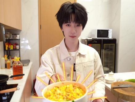 5.20贺峻霖凌晨四点的汤饭来了。#贺峻霖 #520 #帅哥 #美食家