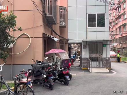 加梯维保费,“按面积”还是“按楼层”? #杨浦区 控江三村,#加装电梯 仅两年就遭停运,竟是因为8400元的维保费分摊方式起争议!12户主张按面积,2户坚持按楼层。你支持谁?为什么?#民生一网通