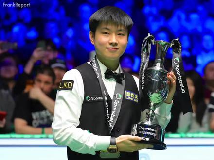 已打破竞争格局!亨德利感慨:赵心童正成为能“垄断”冠军的强者、我们正在见证斯诺克的未来
中国人赵心童创造了历史
芬.亨德利(Stephen Hendry)。
赵心童当前发挥优势的分析
2026 年 04 月 07 日
毫无疑问:当赵心童在2026“巡回锦标赛”决赛中以10-3击溃世界第1特鲁姆普之后(见下图)、他已经改变了当前斯诺克顶级球员范畴中的竞争格局,在当前与任何球员开展竞争时、哪怕是遇到了一个不能堪称为“机会”的机会时,赵心童看似都能“轻而易举”般地打破框架以赢得胜利,这也正是特鲁姆普在决赛后所表示的那样:“若我与其他的球员们在今后不能充分与赵心童来开展竞争、他在退役前将获得100个巡回赛冠军。”
在“第5频道”中解说了当届“巡回锦标赛”决赛的苏格兰传奇(7届世锦赛冠军)亨德利也毫不掩饰他对于赵心童一直以来的青睐,在面对赵心童在25/26赛季下半叶达成了3站“球员系列赛”全满贯成绩的“帽子戏法”时、亨德利感概道:“赵心童有可能将成为能“垄断”冠军的球员、所以我们正在着眼于斯诺克运动的未来。”赵心童在25/26当赛季中分别获得了2026“世界大奖赛”、2026“球员系列赛”以及当届“巡回锦标赛”冠军、从而成为首位达成此项殊荣的职业球员。
4月5日,英格兰曼彻斯特中心,赵心童获得“巡回锦标赛”冠军,他在2月接连夺得了“世界大奖赛”暨“球员锦标赛”冠军、由此包揽了25/26赛季中3站“球员系列赛”的冠军成绩、WST于18/19赛季推出该系列赛。
亨德利的言外之意正在于此,他也认为赵心童正改变了当前斯诺克顶级球员范畴中的竞争格局、从公认的角度来看:这种顶级竞争的格局、至今都主要建立在“75三杰”、以及“80五虎”一直以来的斐然实力之上。若从个别球员的角度来分析:实际上从亨德利在2012年退役后、至今也并未能出现一位真正具备“冠军垄断力”的强大球员,譬如:纵然奥沙利文目前拥有着令其他所有球员都难以企及的各项纪录以及41个排名赛冠军总数(包括7届世锦赛冠军),但奥沙利文只是以他始终都在进步的竞争力来横跨了几个斯诺克时代“而已”(奥沙利文自己所言),奥沙利文并未能如亨德利一样、来近乎在每一站赛事中都战无不胜,诚然、在这一项概念上(垄断冠军):31个排名赛冠军特鲁姆普,26个排名赛冠军尼尔.罗伯逊、与25个排名赛冠军塞尔比也都堪称为“强大球员”。