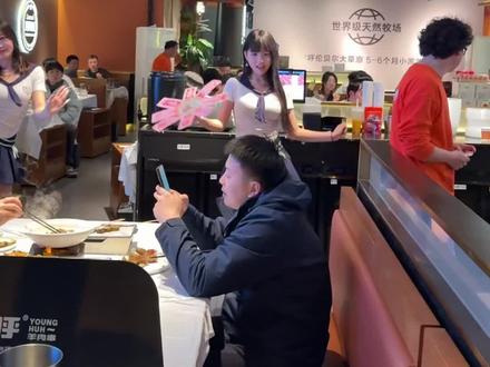 和大头馨学的转盘舞 好好玩#羊呼呼 #转盘舞 #音乐现场live #抖音热门舞蹈挑战 #羊呼呼跳舞女孩