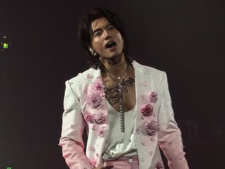 F4上海演唱会(F3+1),《第一时间》完整视频!
刷到的朋友还是请理解我的大喊大叫哦!我的视频都是我自己看演唱会的记录,所以我录视频的时候,也都是跟着现场的氛围即时在感受,很多时刻确实忍不住大叫,因为有时候真的近到离谱,我手机都不敢放大拍;我知道很多人录视频会忍住不出声,但是我觉得看演唱会,就是应该开心为主,想叫就叫,想唱就唱,想跳就跳,你只有真正纯享了这场演唱会,你才会尽兴才会真正的开心!现场感受真的跟抱着手机完全不一样的;看到F3+1,其实每个人都很激动,我旁边不管男女都在大叫,只是我的手机在我的嘴巴前方,所以收音都是我的声音最大而已,看视频开心就好!F4确实是太多人的青春回忆,情怀真的直接拉满,整场演唱会也都是在一种超级棒的氛围里!真的是开心而感动夜晚!#F4 #F4上海演唱会 #流星花园 #五月天阿信 #演唱會