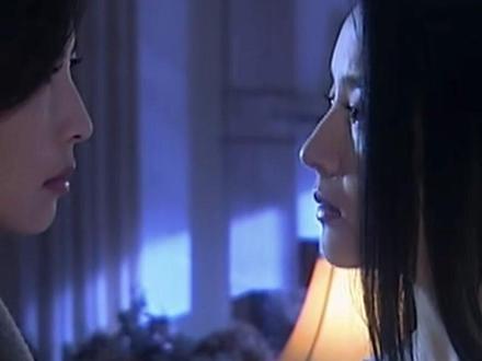 季冬阳知道吗
知道王琪在背后是这么对待展颜的吗
不管他知不知道
展颜从来不向季冬阳说别人是怎么对待她的
她才19岁
养女也有养女的身份吧
她没有
她没有爸爸妈妈
有一天季冬阳把她带到季平的墓前 好的 她有父亲 她的父亲是爱她的
有一天季冬阳有带她去见一个女人 说是她的母亲 她不明白 为什么 她有妈妈 她的妈妈还活着 却不来看她 她说她宁愿她的母亲死了 这样她就能假装她的妈妈是爱她的
接着她问季冬阳 你不会是我的父亲吧
季冬阳手足无措当然不是 那就好
展颜一个人走到街上 遇到李乐 李乐给他煮了一碗面 教育了她 展颜说你凭什么来教训我 就因为你给我煮了碗面吗 如果这碗面能起那么大的作用 为什么不是我妈煮的
展颜的逻辑没有任何问题 她不明白 她与全世界为敌 全世界又忍不住靠近她 却不知道如何爱她
#天若有情 #董洁 #陈孝萱