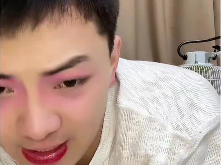 “雪饼猴”王铁柱2.20晚带伤演出回来直播,铁柱需要静养,暂停所有演出,期待铁柱早日康复#雪饼猴王铁柱 #王铁柱#雪饼猴@王铁柱(雪饼猴🐒) @铁柱脱口秀 @铁柱带你游长春🐒 #雪饼猴