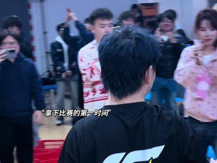 一帆赢下比赛的第一时间,直奔身后的煜甜!#陈一帆洋妈VS高荣徐通 #passion球局#抖音球风挑战赛