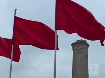 塞尔维亚总统武契奇向人民英雄纪念碑敬献花圈。